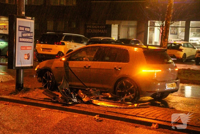 Bestuurder rijdt voorkant auto kapot bij eenzijdig ongeval