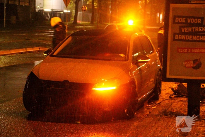 Bestuurder rijdt voorkant auto kapot bij eenzijdig ongeval