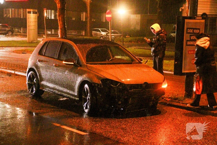 Bestuurder rijdt voorkant auto kapot bij eenzijdig ongeval