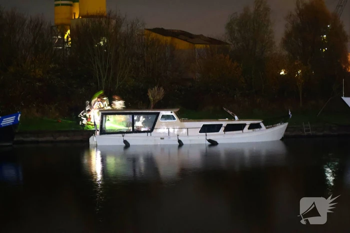Brandweer pompt zinkende boot leeg