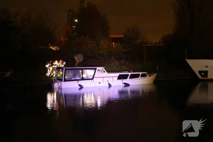 Brandweer pompt zinkende boot leeg