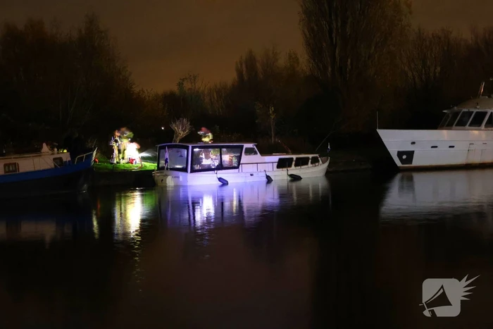 Brandweer pompt zinkende boot leeg