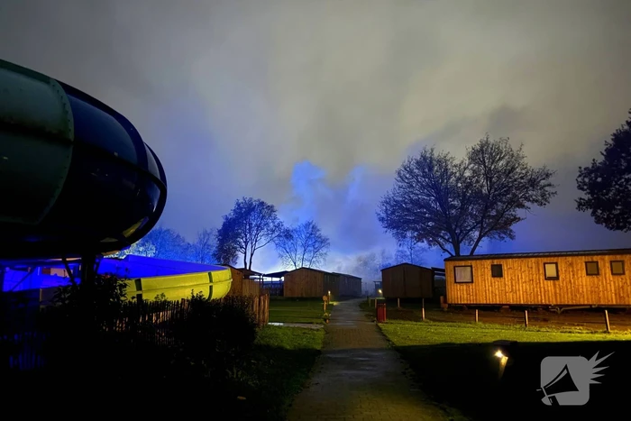 Caravan brandt volledig uit op camping