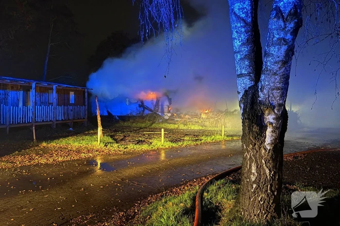 Caravan brandt volledig uit op camping