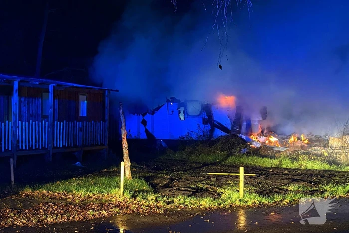 Caravan brandt volledig uit op camping