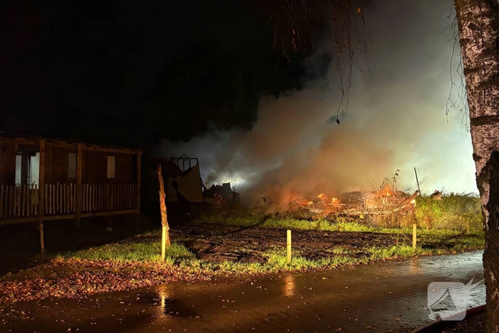 Caravan brandt volledig uit op camping