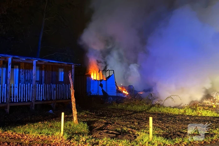 Caravan brandt volledig uit op camping