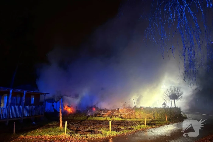 Caravan brandt volledig uit op camping