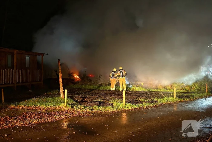 Caravan brandt volledig uit op camping