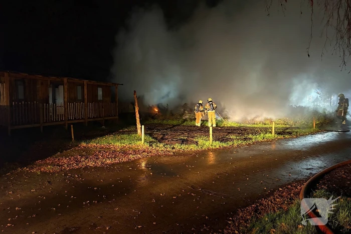 Caravan brandt volledig uit op camping