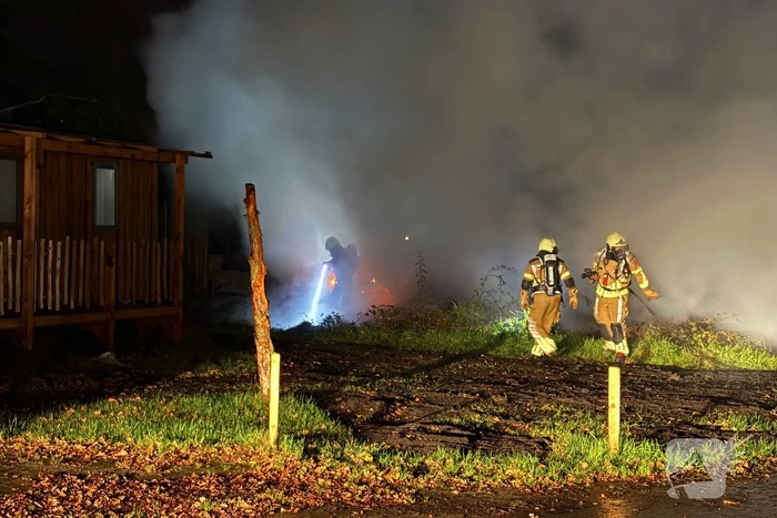 Caravan brandt volledig uit op camping
