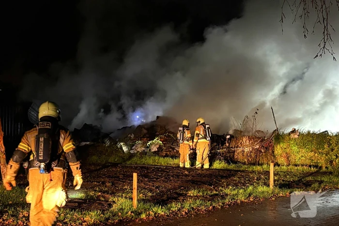 Caravan brandt volledig uit op camping