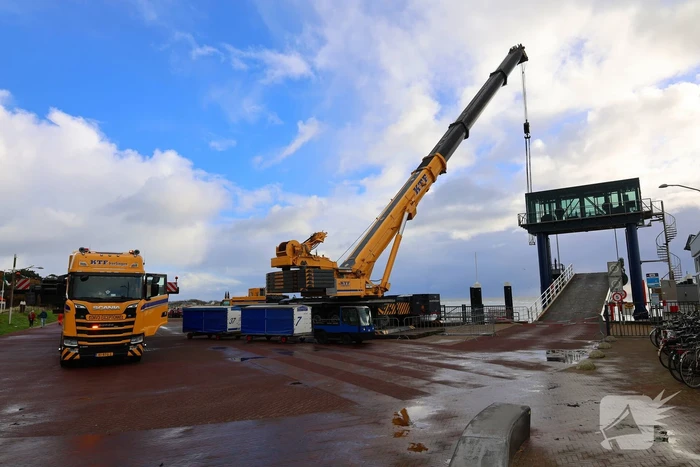 Tijdelijke auto brug geplaatst