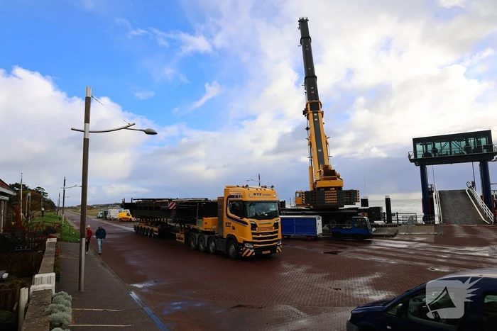 Tijdelijke auto brug geplaatst