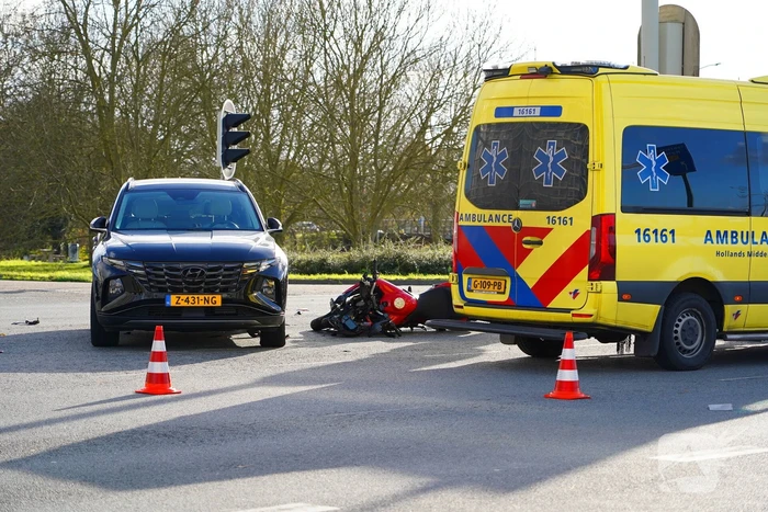 Motorrijder gewond bij botsing met auto