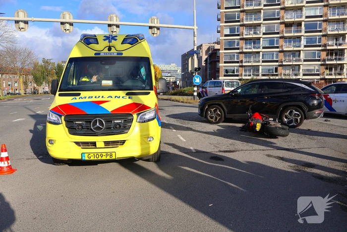 Motorrijder gewond bij botsing met auto