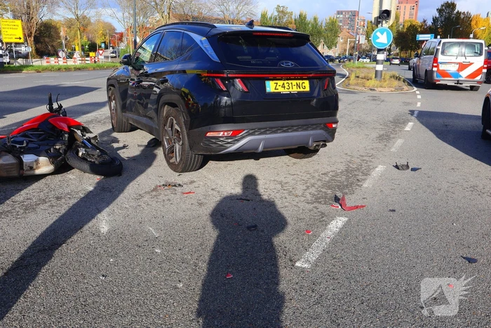Motorrijder gewond bij botsing met auto
