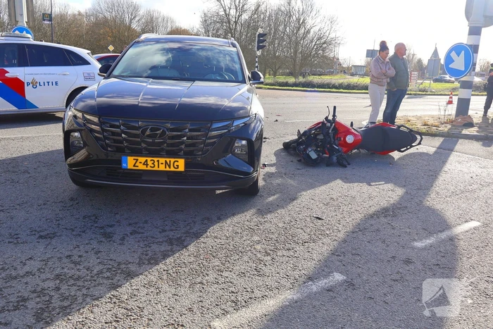 Motorrijder gewond bij botsing met auto