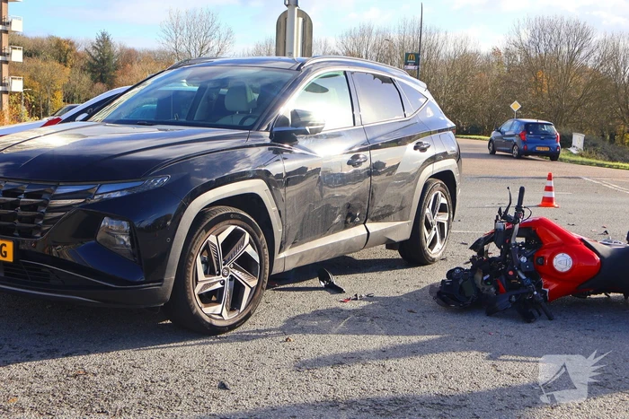 Motorrijder gewond bij botsing met auto