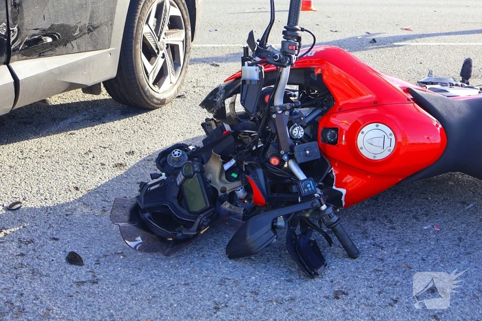 Motorrijder gewond bij botsing met auto