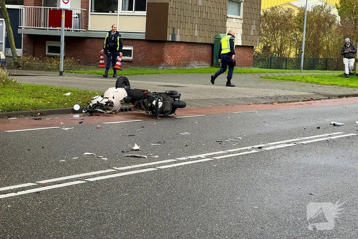 Scooterrijder springt van scooter vlak voor aanrijding
