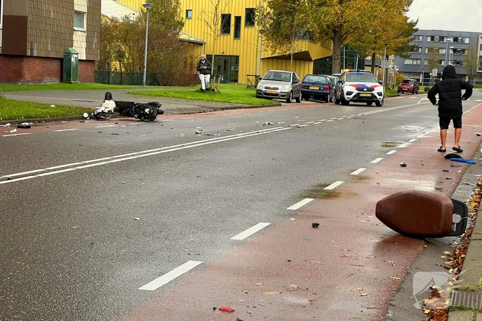 Scooterrijder springt van scooter vlak voor aanrijding
