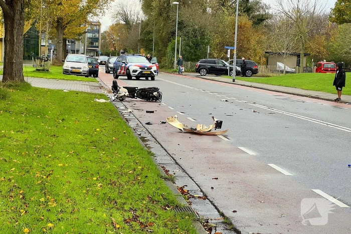 Scooterrijder springt van scooter vlak voor aanrijding