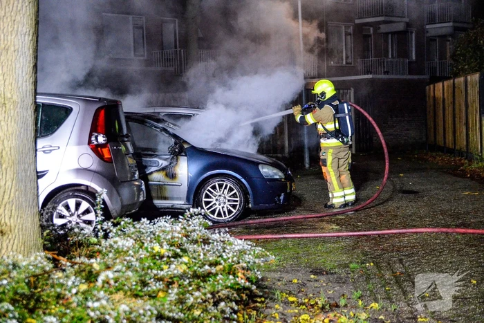 Geparkeerde auto uitgebrand in nachtelijke uren