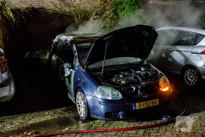 Geparkeerde auto uitgebrand in nachtelijke uren