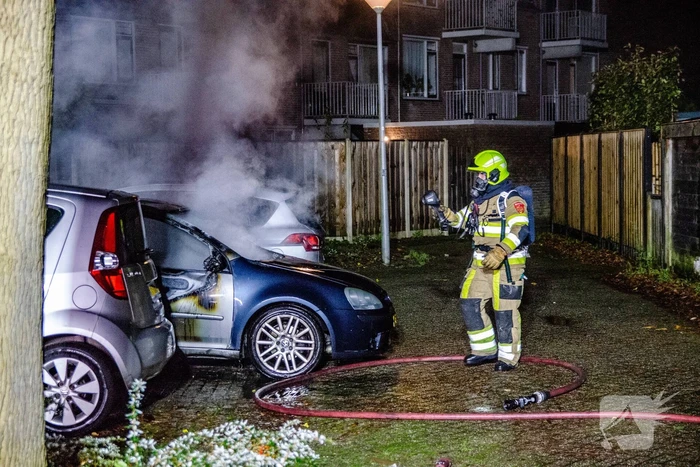 Geparkeerde auto uitgebrand in nachtelijke uren