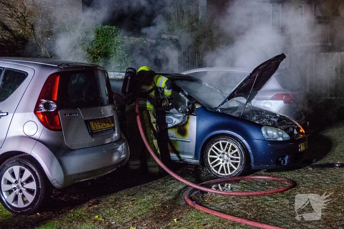Geparkeerde auto uitgebrand in nachtelijke uren