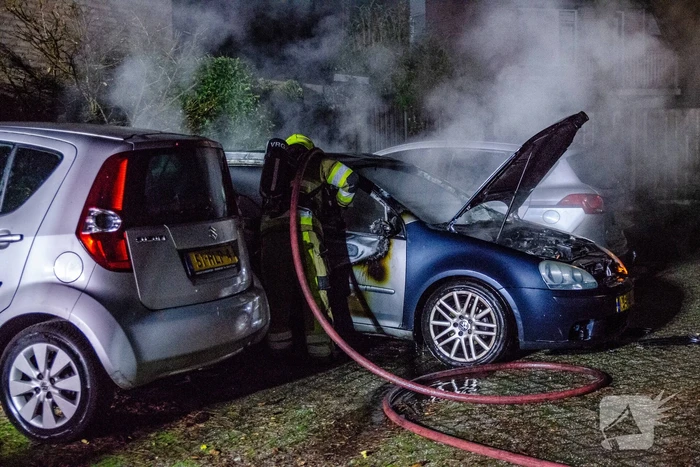 Geparkeerde auto uitgebrand in nachtelijke uren