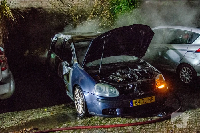 Geparkeerde auto uitgebrand in nachtelijke uren