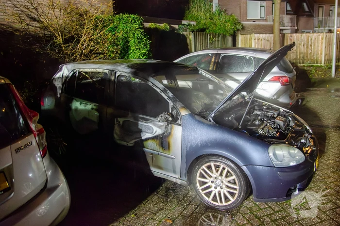 Geparkeerde auto uitgebrand in nachtelijke uren