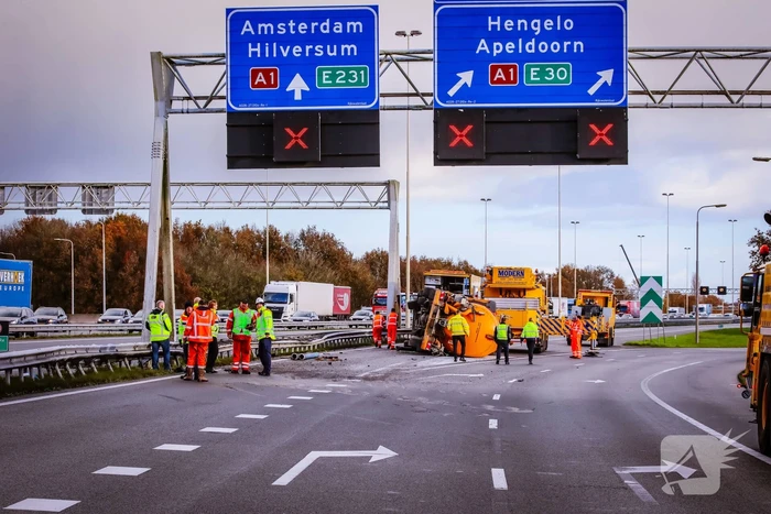 Vrachtwagen kantelt na botsing