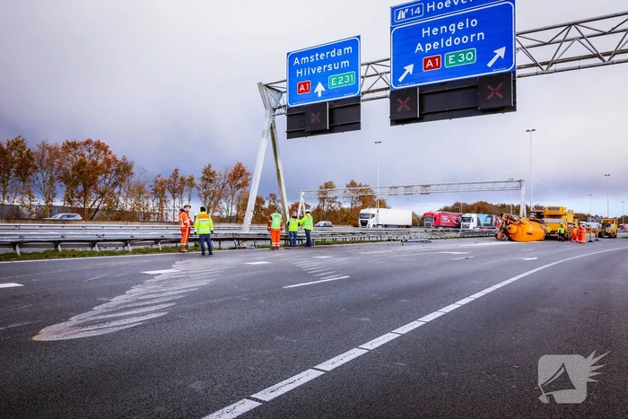Vrachtwagen kantelt na botsing