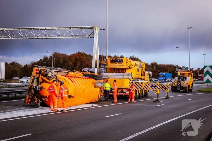 Vrachtwagen kantelt na botsing