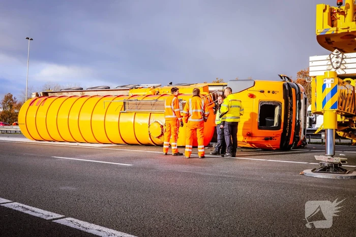 Vrachtwagen kantelt na botsing