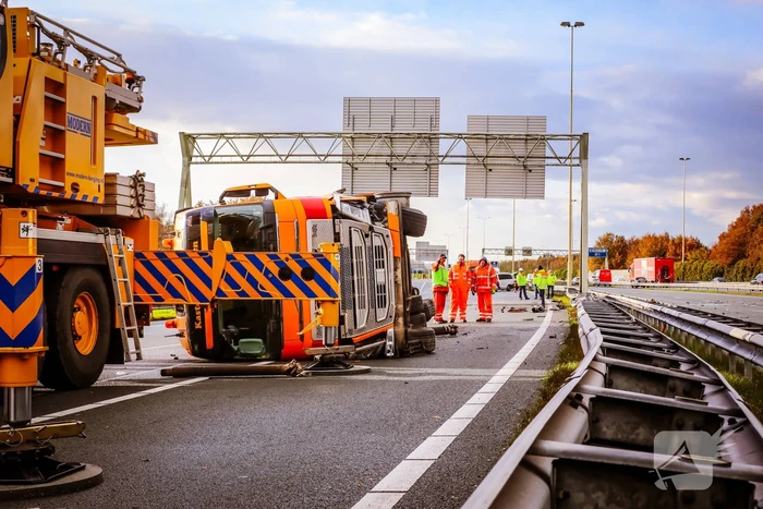 Vrachtwagen kantelt na botsing