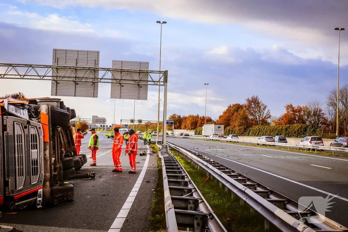 Vrachtwagen kantelt na botsing