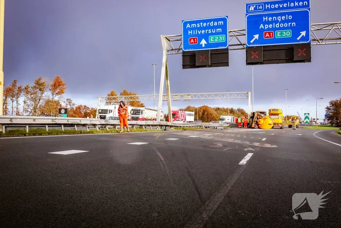 Vrachtwagen kantelt na botsing
