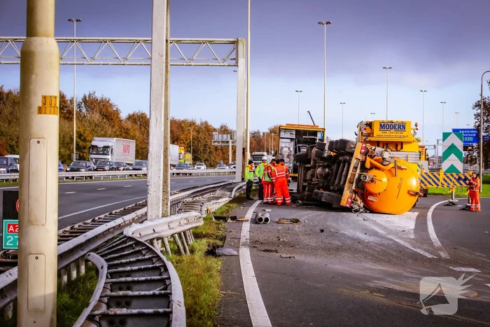 Vrachtwagen kantelt na botsing