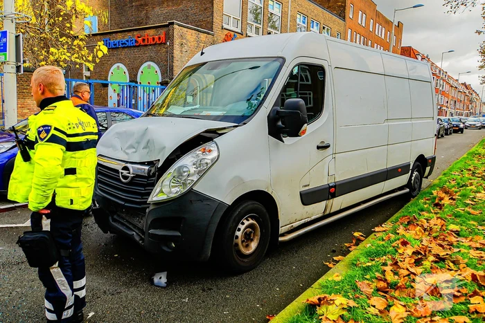 Kop-staartbotsing tussen drie voertuigen