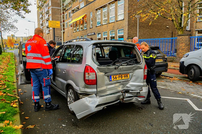 Kop-staartbotsing tussen drie voertuigen