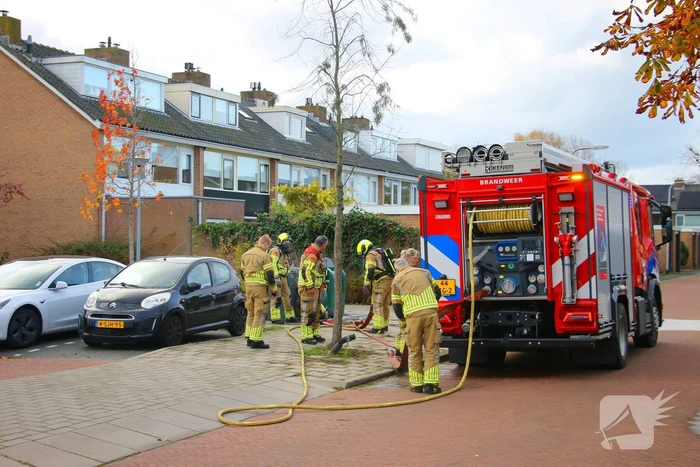 Brandweer laat brandende container vollopen