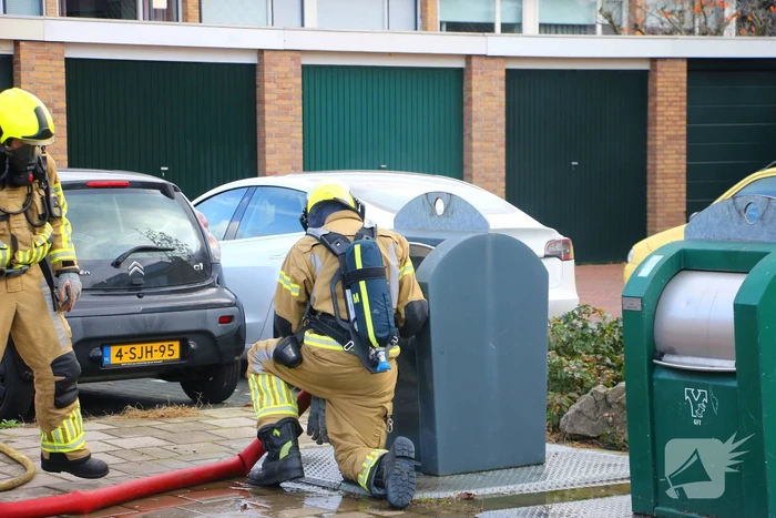 Brandweer laat brandende container vollopen