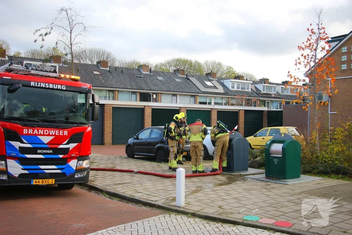 Brandweer laat brandende container vollopen