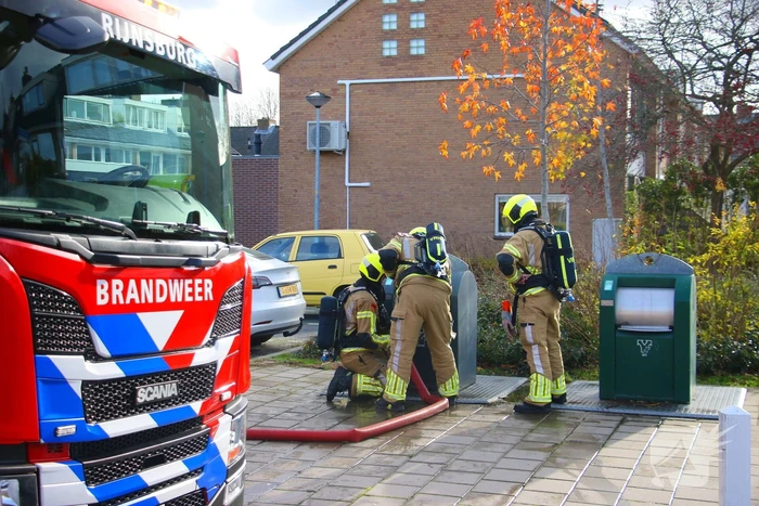 Brandweer laat brandende container vollopen