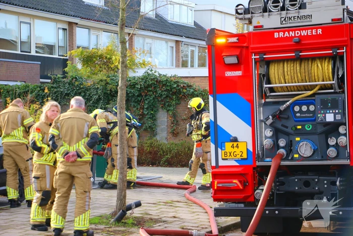 Brandweer laat brandende container vollopen
