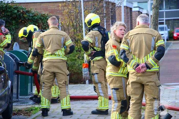 Brandweer laat brandende container vollopen